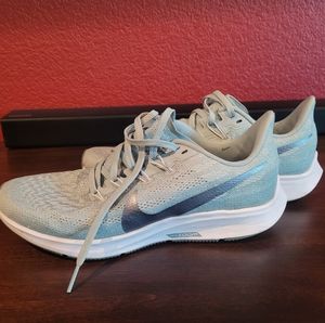 Like New Nike Women's Zoom Running Shoes